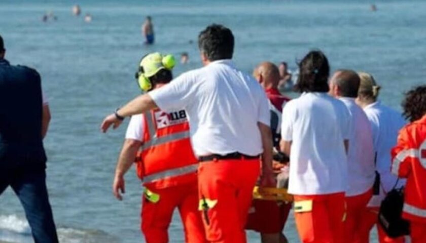 Si lancia in mare per salvare i tre figli, muore padre con un bambino di 6 anni