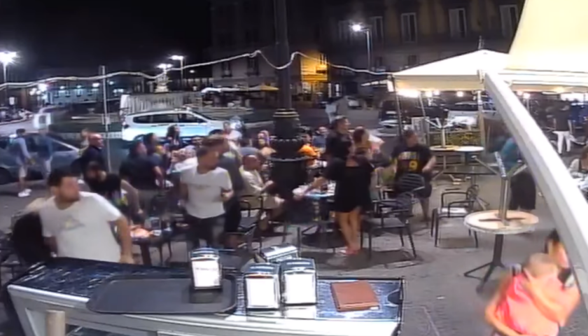 Colpi di pistola da scooter in corsa, fuggi fuggi nella notte a Napoli