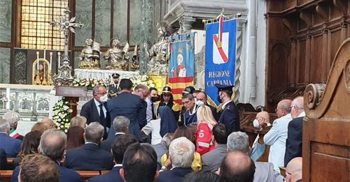 Salerno, malore durante il Pontificale. Paura per un’agente di polizia