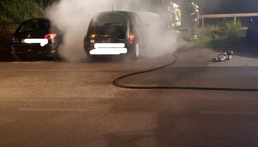 Bellizzi, paura per auto a fuoco ieri sera. Il sindaco Volpe: “I vigili del fuoco hanno evitato il peggio”