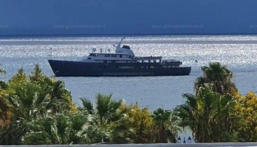 Lo yacht di Della Valle nelle acque del Cilento