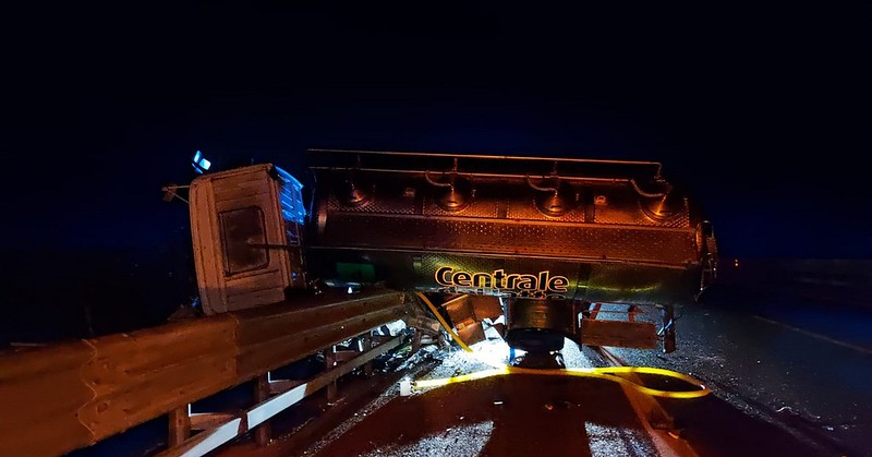 Cisterna con il latte si ribalta in autostrada nei pressi di Polla