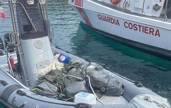 Marina di Camerota, sequestrati dalla Guardia Costiera 43 “cannizzi”