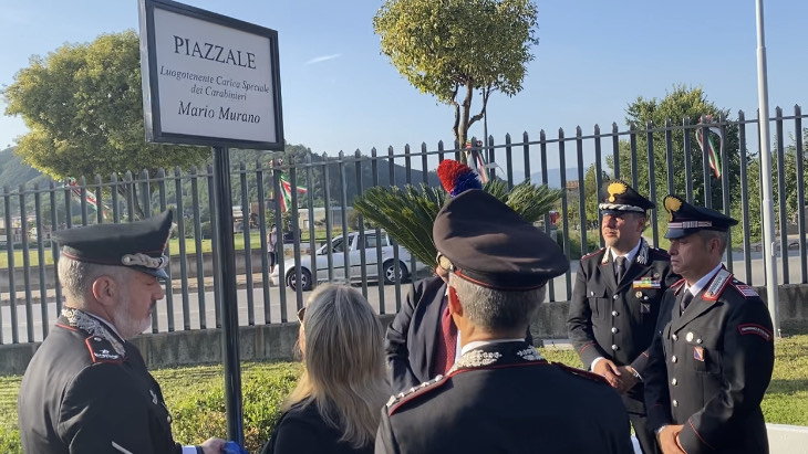 Baronissi, piazzale della caserma dei carabinieri intitolato al luogotenente scomparso Mario Murano