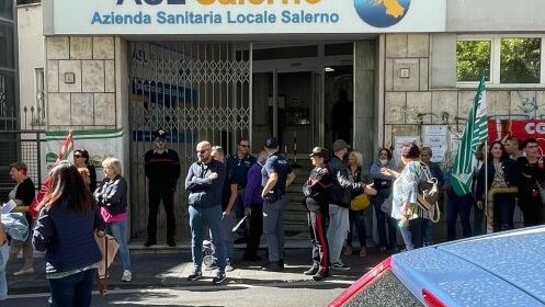 Salerno, protesta dei lavoratori della pulizia e ausiliarato davanti la sede dell’Asl in via Nizza