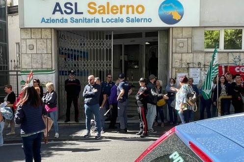 Salerno, protesta dei lavoratori della pulizia e ausiliarato davanti la sede dell’Asl in via Nizza