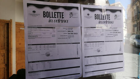 Anche a Salerno protesta dei commercianti: bollette in vetrina. “I clienti devono sapere”