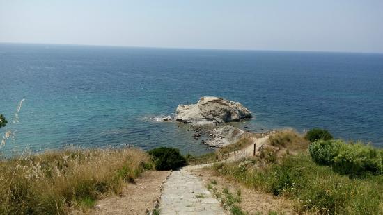 Batte la testa sugli scogli nei pressi di Trentova. Uomo soccorso in elicottero