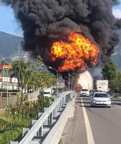 Paura a San Valentino Torio per un vasto incendio in un parcheggio di tir