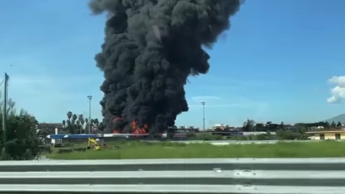 Incendio a San Valentino, indagato un giovane ripreso dalle telecamere