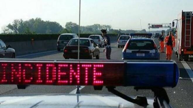 Scontro in autostrada, grave un 40enne