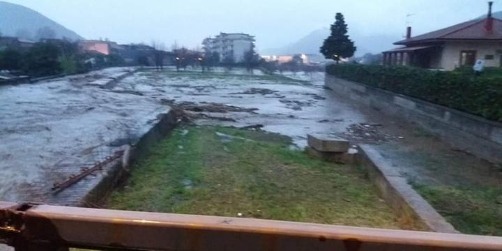 Esonda il torrente Solofrana nella notte, danni per 6 famiglie di Mercato San Severino