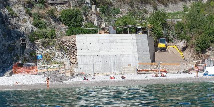 A Maiori maxi muro costruito sulla spiaggia, controlli e accesso agli atti