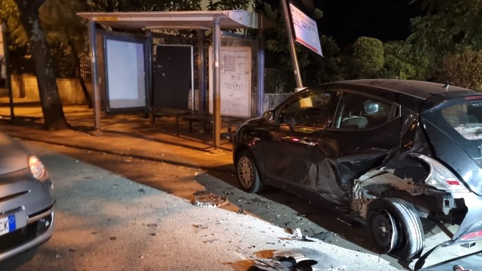 Salerno, auto contro pensilina del bus