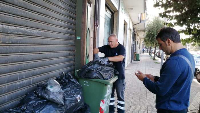 Ancora irregolarità sul conferimento rifiuti a Salerno, multe a commercianti e condomini