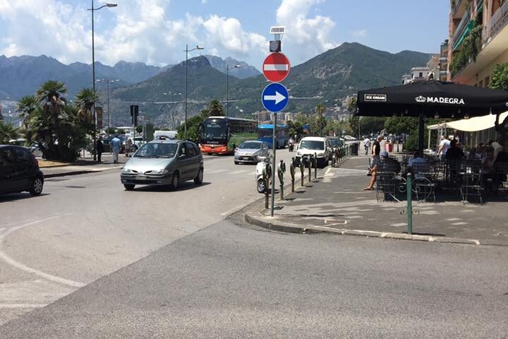 Minorenne minacciato e rapinato in piazza della Concordia, si indaga