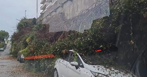 Maltempo a Salerno, auto danneggiate in Viale delle Ginestre da uno smottamento