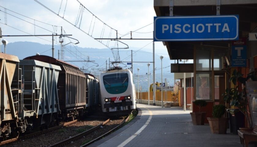 Giovane in confusione sui binari, circolazione ferroviaria bloccata un’ora