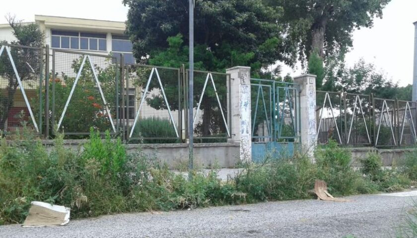 Le scuole ripartono ma a Salerno situazioni di degrado nelle aree circostanti. Celano (Fi) “Vergogna”