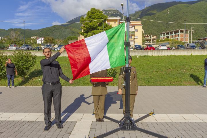 Esercito: I militari del 4° Reggimento carri hanno svolto la cerimonia dell’alzabandiera con gli studenti del Confalonieri e del Palatucci