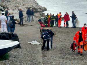 Salerno, cadavere in mare nei pressi di Piazza della Concordia