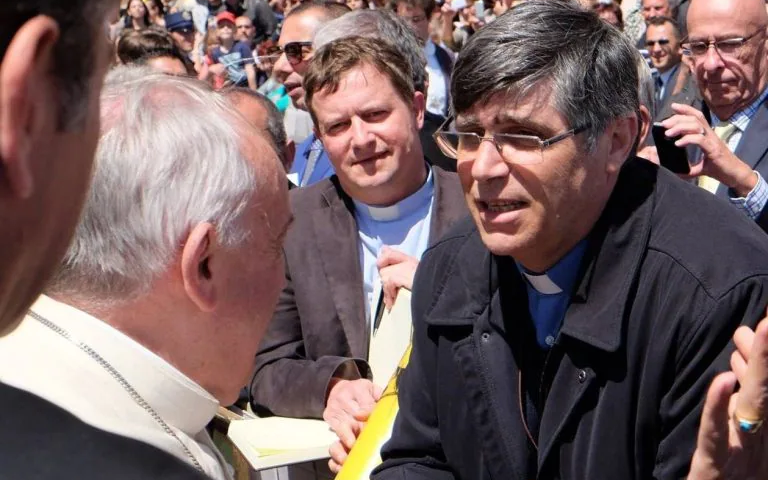 Terra dei Fuochi, Papa Francesco chiama don Patriciello: “Ti sono vicino, vai avanti”