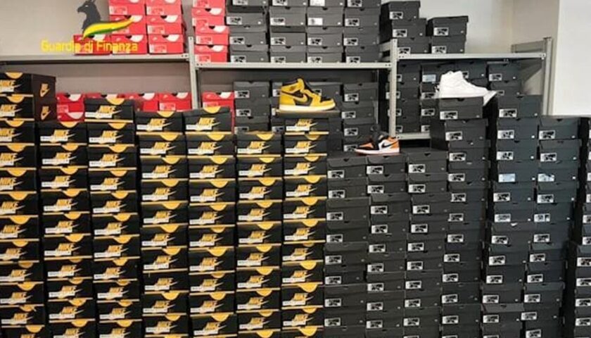 Contraffazione, sequestro di 5mila paia di scarpe Nike