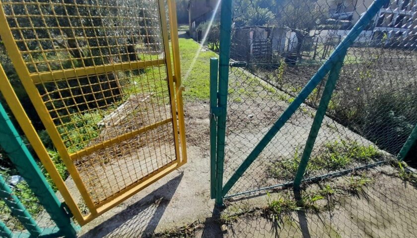 Castelnuovo Cilento, vandalizzato il campo di calcio a cinque. L’ira del sindaco