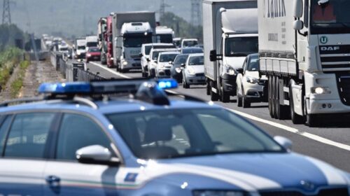 Napoli-Salerno, traffico bloccato: intervento per un tentativo di suicidio Napoli-Salerno, traffico bloccato: intervento per un tentativo di suicidio
