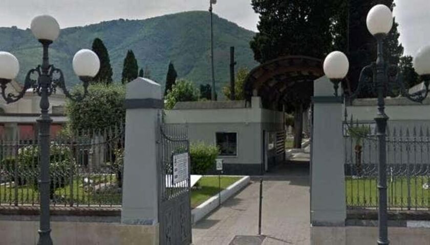 Bancarelle al cimitero per riscuotere il canone delle luci votive, l’attacco: “Zero rispetto per cittadini e defunti”