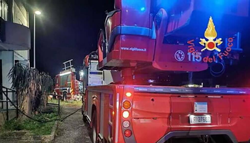 Incendio in casa nella notte a Catanzaro, morti tre fratelli. Il resto della famiglia in gravi condizioni