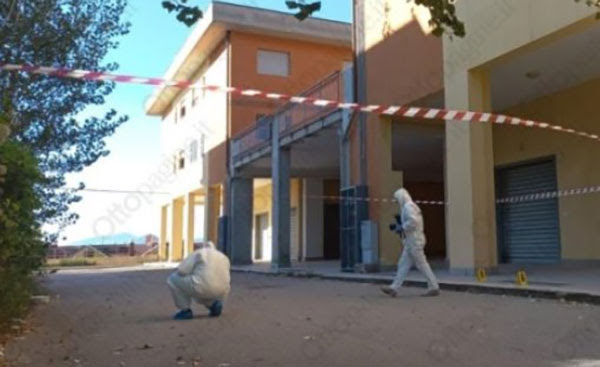 Bimba giù dalla finestra a Fisciano, la madre della piccola scagiona il marito: “È innocente”