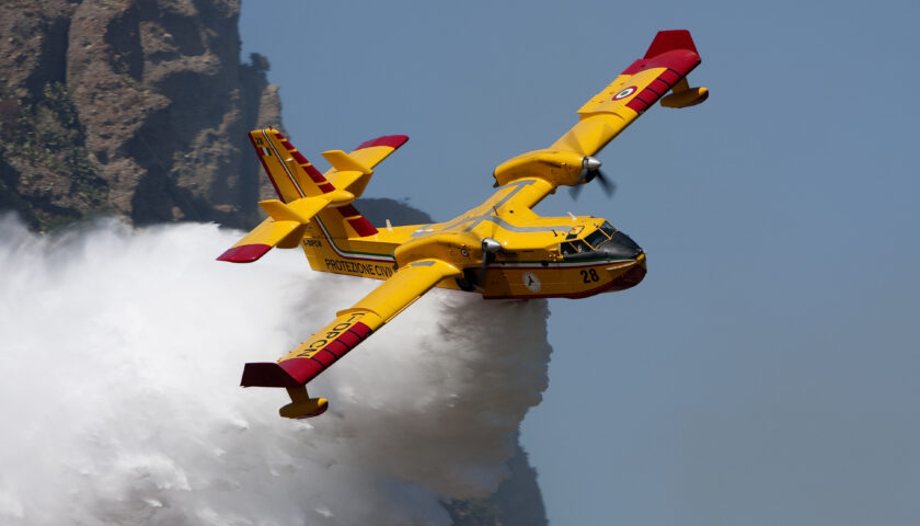 Precipita canadair sull’Etna: disperso pilota salernitano