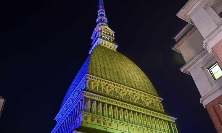 Caro energia, a Torino il Comune è pronto a spegnere la Molte Antonelliana