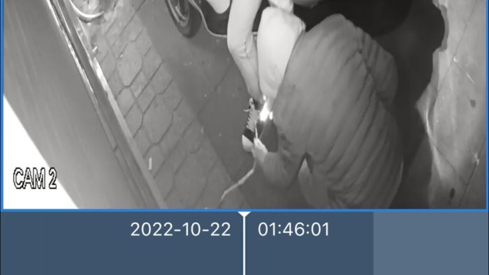 Bomba artigianale davanti a un negozio Tim, paura nella notte