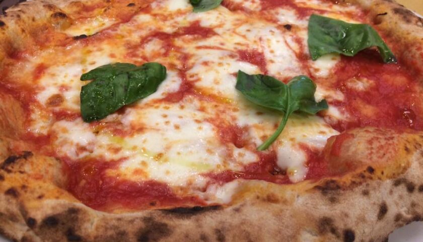 Salerno, messaggio ai clienti della pizzeria: “Ora gli aumenti”