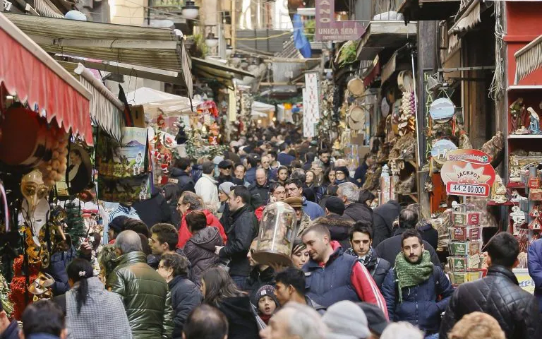 Rischia di saltare la fiera delle bancarelle dei presepi di Natale a San Gregorio Armeno