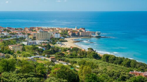 Pollica, malore ad Acciaroli: muore turista 70enne Pollica, malore ad Acciaroli: muore turista 70enne