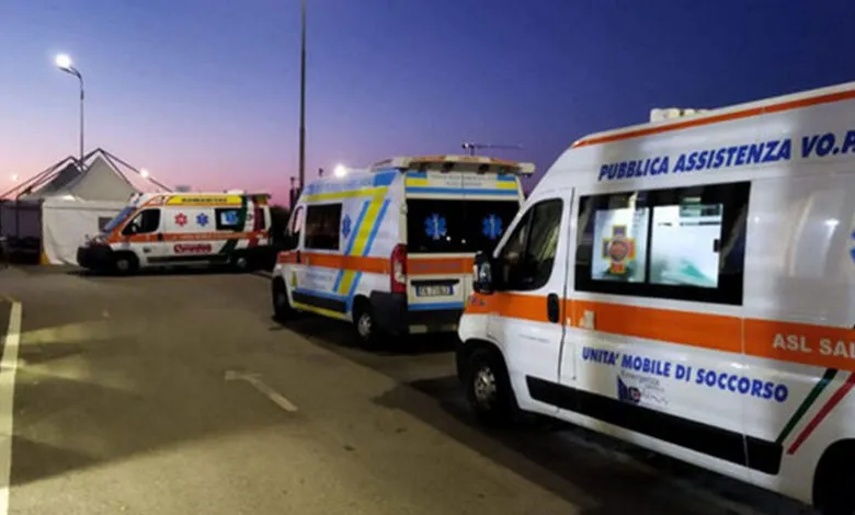 Non ci sono posti letto, ancora file di ambulanze al pronto soccorso del Ruggi