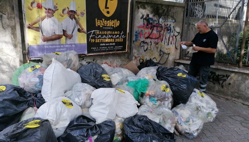 Rifiuti, Salerno Pulita segnala il cattivo conferimento con il bollino giallo