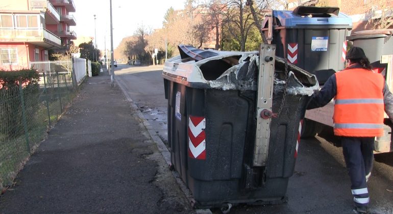 A Pagani incendiati bidoni della spazzatura nel centro cittadino, s’indaga