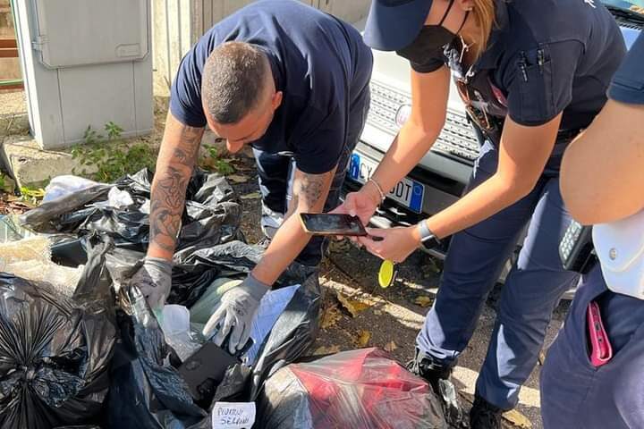 Rifiuti, multe in via Laurogrotto per il cattivo conferimento