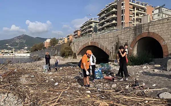 Salerno, i volontari di “Voglio un mondo pulito”  raccolgono 130 kg di rifiuti alla Foce dell’Irno