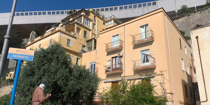 Salerno, gli sfollati di via Ligea: “Pagheremo noi l’albergo”