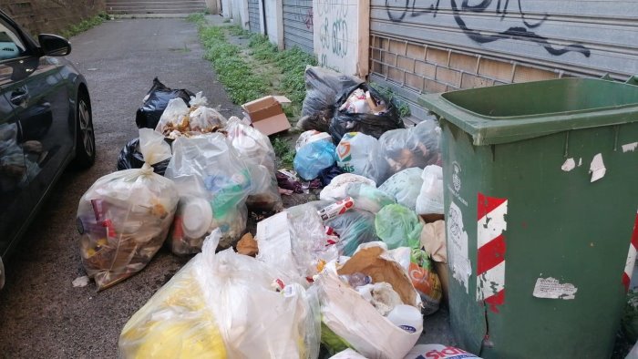 Salerno, ancora cattivo conferimento di rifiuti: multe in via Mobilio
