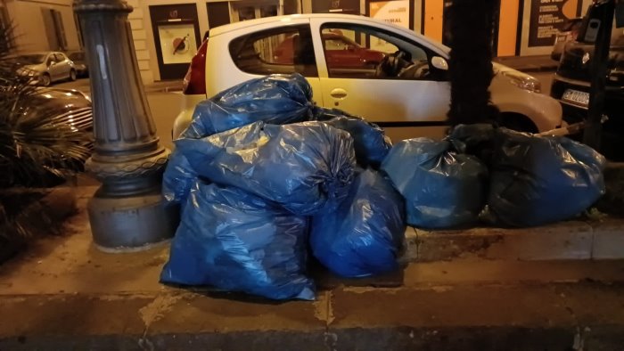 Errato conferimento dei rifiuti: Salerno Pulita richiama i cittadini