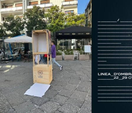 Piazza Portanova, vandalizzato totem di Linea d’Ombra a Salerno