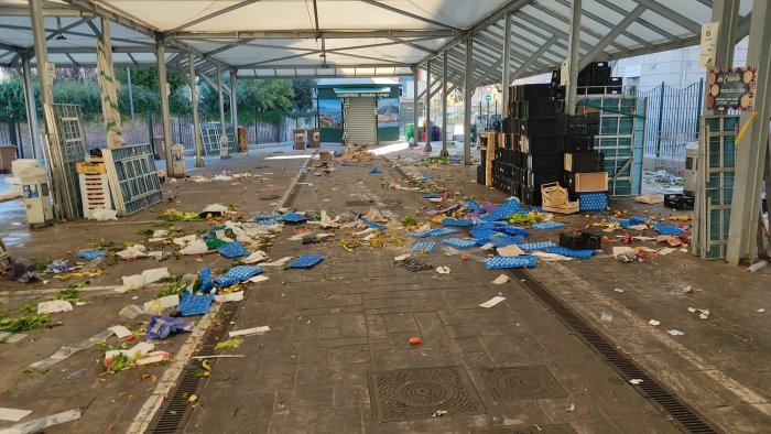 Salerno, rifiuti a terra al mercato di via Piave: l’ira di Salerno Pulita