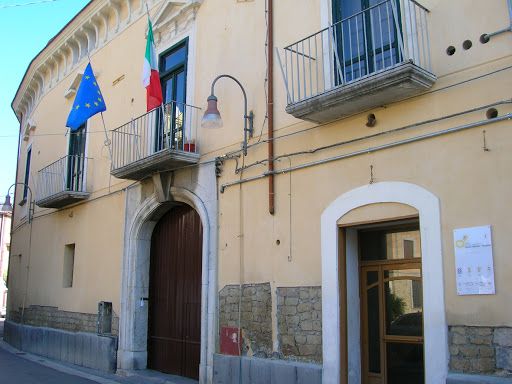 SINDACO E ASSESSORE DI ROCCAPIEMONTE PRECISANO SU PALAZZO MARCIANI