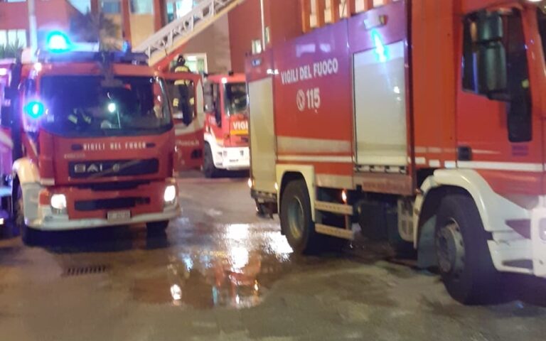 Paura nella notte, incendio nei locali della farmacia dell’ospedale di Scafati